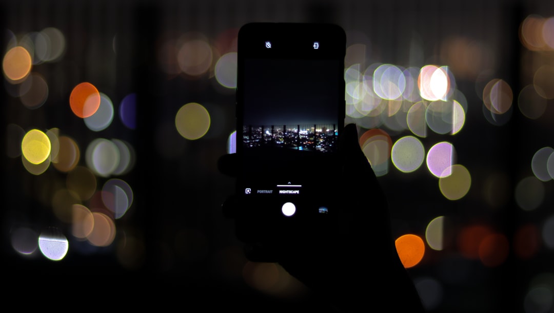 スマートフォンとボケた夜景の光-ヘッダー画像-