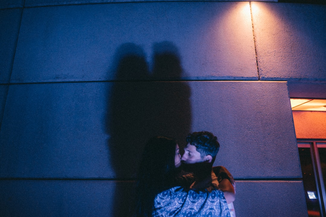 夜の街に佇む男女のシルエット-ヘッダー画像-